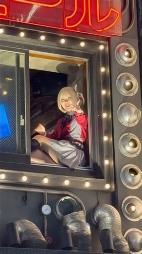 Lycoris Recoil’s Chisato Nishikigi at the window of Shinjuku bar | ふと見上げると新宿バーの窓にリコリスリコイル 錦木千束が座っていた