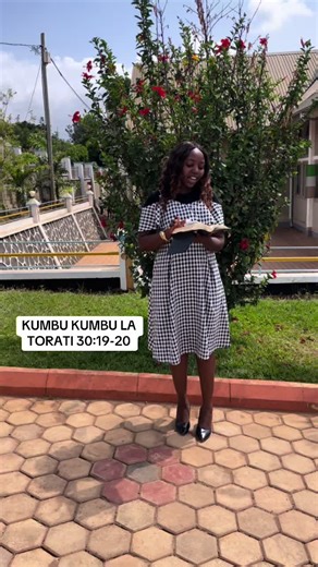 📌Leo Mungu ametukumbusha kupitia Kumbukumbu la Torati 30:19-20 kuwa mbele yetu ametuwekea uzima na mauti, baraka na laana ( Hapa ni sisi kuchagua tunachotaka) 😍 📌Hakuishia hapa akatusaidia na kuchagu akasema chagua uzima ili uwe hai wewe na uzao wako Imagine ukichagua uzima faida yake ndo hiyo inaenda mpaka kwenye uzao wako 😳 📌Vile ambavyo Mungu anatupenda hakuishia hapa akatupa na mbinu za kufuata ili tuwe na Uzima akasema fata hizi sheria 👉Mpende Bwana Mungu wako 👉kutii sauti ya Mungu n