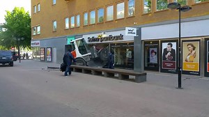 Cambriolage avec un chargeur sur pneus