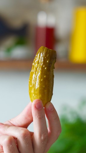 Cornichon Malossol 🥒 C’est une recette bien connue des amateurs de pickles : les cornichons Malossol ! 📝 INGRÉDIENTS - Des cornichons (plutôt gros). Tu peux même utiliser des mini concombres, plus faciles à trouver, ça marche aussi très bien. On les rince rapidement avant de se lancer. - Des aromates : baies rouges, grains de poivre et de moutarde, ail, herbes aromatiques. - Des feuilles d’arbre : cerisier, prunier, vigne, laurier-sauce (pas le laurier-rose bien sûr 🌸, il est toxique celui-là
