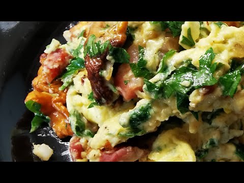 Rührei mit Pfifferlingen, Speck und Zwiebeln