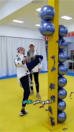 رد فعل الأم غير المتوقع على تحطيم البالونات 🎈😂 #shorts