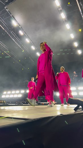 487K views · 10K reactions | ¡La fiesta continúa!. 蘭Una de las canciones que marcaron nuestra carrera gracias a ustedes. ✨Es momento de ponernos románticos y cantar juntos este gran éxito.Cantemos a todo pulmón todos juntos.  | Grupo Magneto | Facebook