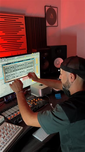 Working on this new techno banger and experimenting with "Knifonium" VST ❤👽 In Italy, we say: SI VOLAAA!!! 😜 #hollen #neverstop #techno | Hollen