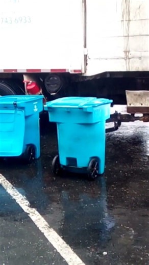 autocar wxll heil python #13137 flipping lids in the rain