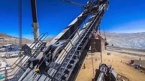 Reconstrucción total (overhaul) de una pala CAT 7495 equipo más grande del portafolio CAT, realizada por Ferreyros líder en maquinaria pesada y servicios. La pala CAT 7495 tiene un peso de más de 1,300 toneladas y adquirió así una segunda vida para la producción minera. | RUMBO MINERO