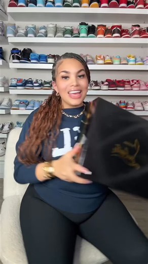 Jayda Clow on Instagram: "Unboxing New Boots for my sister! ( Do you think she’ll like these?) #unboxingvideo #tryon @smiling_1022"