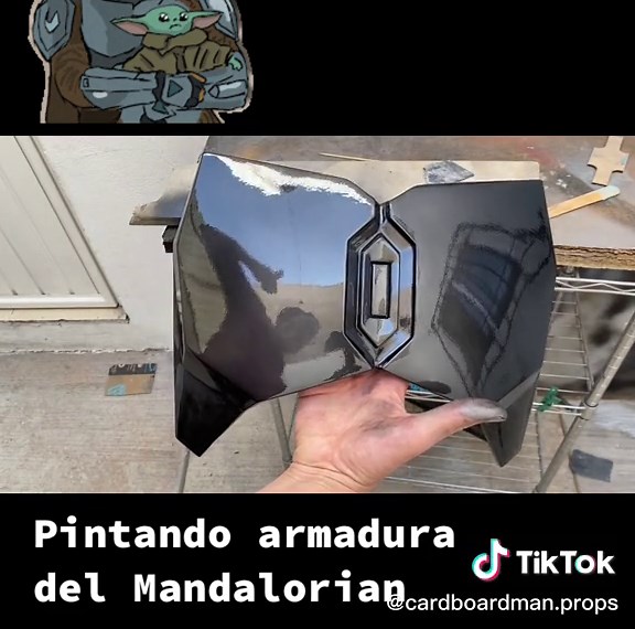 Cardboard Man props & DIY (@cardboardman.props) - Pintando armadura del Mandalorian con polvo de grafito 🙌🏻 #mandalorian#mandaloriancosplay#themandalorian#themandalorianseason3#mando#mandolorian#starwars#starwarscosplay#impresion3d#3d#3dprinting#soycreador#diy#diycosplay#diycosplayprops#