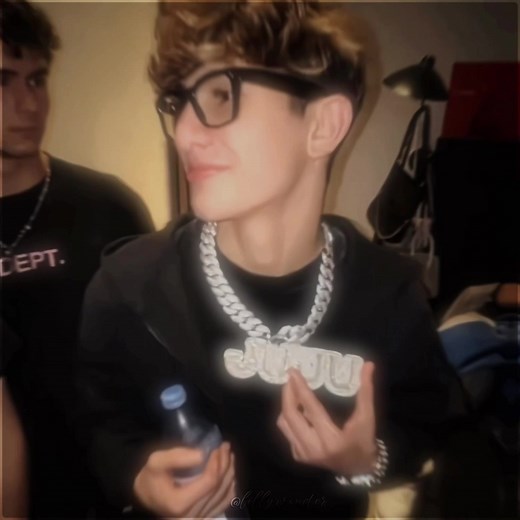Nidal Wonder: Stylish Glasses Look Revealed