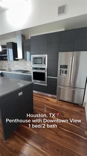 POV: your Houston penthouse has sky windows with a downtown view 🌆 ✨Also coming with a additional bathroom for your visitors! •Currently offering 6 WEEKS FREE! ✔️6 minutes from Texas Medical Center ✔️8 minutes from Downtown Houston Comment