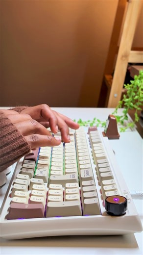 Epomaker RT100: Retro White Mechanical Keyboard Review