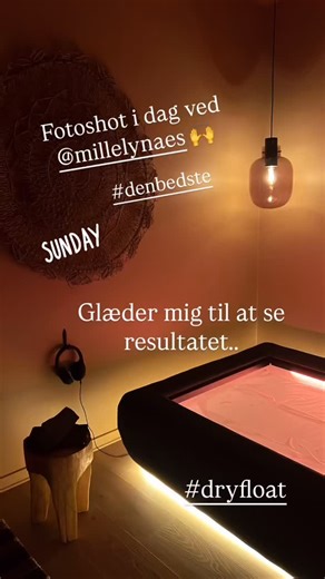 Snart muligt… Booking Dryfloat session Dryfloat er meget mere end ren velvære Forestil dig 40 minutter hvor din krop ikke skal noget som helst 🌟Ingen krav.. 🌟Ingen input.. 🌟Ingen støj.. 🌟Kroppen vægtløs.. Bare ro… Dyb ro 🙏🏻 De fleste mærker det allerede efter få minutter.. Pulsen falder,.. Skuldrene slipper.. Tankerne stilnes.. Det er ikke kun wellness Det er reset 🧡 Restitution på et Level du ikke kan forestille dig men som skal opleves Glæder mig til at møde dig i Dry float universet fr