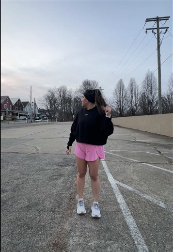 come along me 10.5 mile run in 20°F weather 🥶 it took awhile for my body to return back to normal temp 😅 BUT i’m so glad i pushed through mentally!! … crewneck: @Nike undershirt & shorts: @LSKD @LSKD USA socks: @Feetures shoes: @New Balance watch: @Garmin Connects gel: @UCAN Energy … #run #running #longrun #trailrun