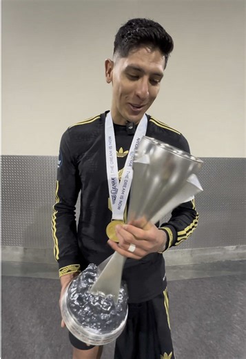 Edson Álvarez y su emoción al levantar el trofeo