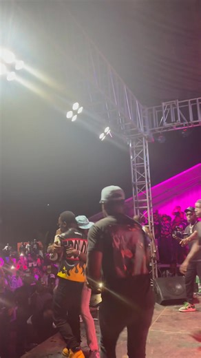 Au départ, je croyais que c'était un fan malveillant, mais en regardant la vidéo sous cet angle, je me rends compte que ce n'est pas le cas Force à toi, mon Tandjii et merci à la Légende pour cette opportunité. Rendez-vous dans bientôt pour mon premier show officiel | EBOLOKO