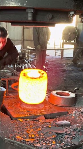 Inside the forging factory Upsetting vs. Regular Forging: See the Difference. #forge #forging #craft