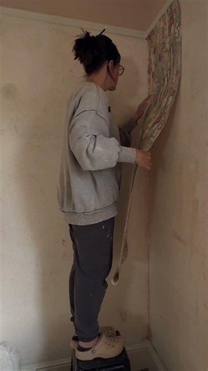 Preparing walls for wallpaper like a pro #diy #houserenovation #bedroom