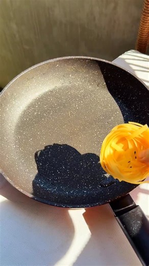 Mili Coronel👩🏻‍🍳 on Instagram: "PASTA EN 10 MINUTOS 🍅🧅🌱🌱 De mis recetas favoritas para salir de un apuro!💪🏻 En una sartén hay que poner: - 80 g de pasta seca - Un puñado de tomates cherries - 1/4 de cebolla morada cortada - Un puñado de albahaca - 1 diente de ajo picado en láminas - Aceite de oliva a gusto - Sal a gusto - 1/2 taza de leche vegetal - 1/2 taza de agua (ir agregando si queda muy seco) Cocinamos con la sartén tapada por 10 minutos y listo!🩷 #pastaensarten #pastaen10minutos