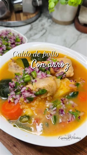 Caldo de pollo con arroz 🥰 un platillo delicioso y más estos días de mucho frío #caldodepolloconarroz #caldodepollo #comidacasera #recetasfaciles