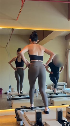 Laurelton | Activewear on Instagram: "Cute from the front, but comfort matters too — halter bras shouldn’t hurt your neck. Flex Halter Sport Bra by Laurelton stays light, supportive, and comfy all day. Product in frame : Lily leggings in Tea brown Flex halter bra in Onyx Black"