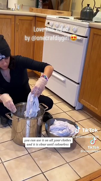 💖 @onecrafdiygirl ✨ Awesome video showing how to make your very own color changing dress!! #solarcolordust #colorchanging #colorchange #colorchangingdress #photochromic #uvdress #clothing #diy #diyclothes #diyfashion #trends #colorchangedye #fabricdye #dye