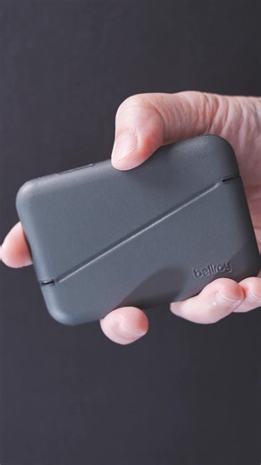 bellroy Flip Case กล่องเก็บ Card แนว Hard Case จาก bellroy ออสเตรเลีย . กล่องเป็นกล่องแข็งหุ้มด้วยหนังแท้ ทำให้รู้สึก soft ขึ้นเวลาจับถือ . ระบบปิดเป็นแม่เหล็ก ออกแบบให้เปิดได้ 2 ฝั่ง แยกกันเก็บ ฝั่งด้านหน้า จะเปิดแบบเอียงๆ ดูเท่ดี ฝั่งนี้จะเก็บบัตรได้ 2 ใบ . ส่วนด้านหลังจะจุได้เยอะกว่า ถ้าเป็นบัตรไม่มีปั้มนูนสามารถใส่ได้ถึง 6 ใบ หรือจะใส่แบงค์พับครึ่งก็ยังไหว ทั้งกล่องจะเป็น RFID Bloack . มีหลายสี ในคลิปจะเป็นสี Navy ในไทยยังไม่มีขาย ต้องสั่งจากต่างประเทศ bellroy Flip Case ราคา 89 USD https://b