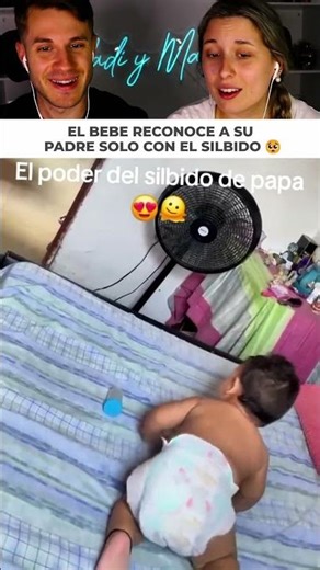 El adorable momento en que un bebé reconoce el silbido de su papá y sale corriendo a buscarlo