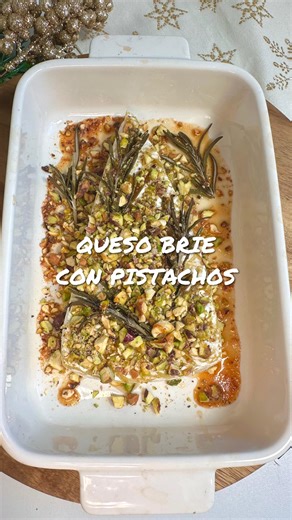 Sara | Recetas fáciles on Instagram: "¿Buscas un entrante navideño que sea rápido, resultón y que todo el mundo recuerde? Este queso brie al horno con pistachos, miel y romero es una locura de sabor, y lo tienes listo en 15 minutos. Perfecto para acompañar con pan o tostaditas 🧀✨ 📋 Ingredientes: • Queso brie • Un puñado de pistachos picados • 1 ramita de romero fresco • 1 chorrito de miel • Sal y pimienta negra al gusto 👩‍🍳 Preparación: 1. Haz unos cortes en la parte superior del brie. 2. Añ
