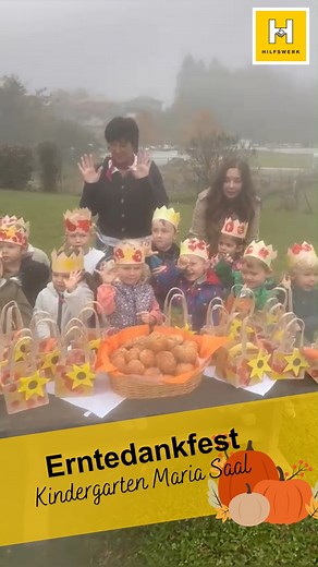 🍁🎶 Erntedank im Kindergarten Maria Saal 🌾🍎 Mit fröhlichen Liedern, bunten Blättern und ganz viel Begeisterung haben unsere Kinder den Herbst willkommen geheißen und sich für all die wunderbaren Schätze der Natur bedankt. 🌻🍂 Ein herzliches Dankeschön an Cornelia Mairitsch und ihr engagiertes Team, die mit viel Herz ein wunderschönes Fest für Groß und Klein auf die Beine gestellt haben! 💛 Hier gibt’s einen kleinen Einblick in diesen besonderen Tag – voller Lachen, Musik und Dankbarkeit. 🎥✨