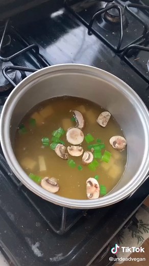 easy & vegan miso soup #vegan #veganrecipes #healthyrecipes #healthyfood #miso #misosoup
