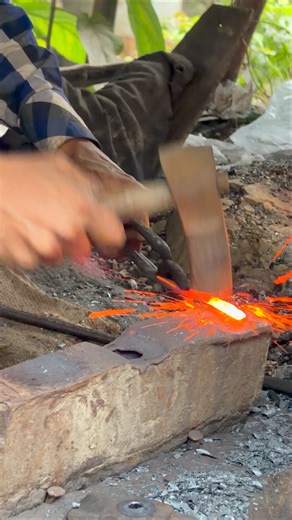 Making nails using primitive techniques #blacksmith #hardwork