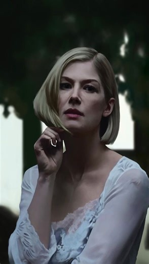 RetroCut on Instagram: "𝘎𝘰𝘯𝘦 𝘎𝘪𝘳𝘭 (2014) 𝘪𝘴 𝘢 𝘥𝘢𝘳𝘬 𝘱𝘴𝘺𝘤𝘩𝘰𝘭𝘰𝘨𝘪𝘤𝘢𝘭 𝘵𝘩𝘳𝘪𝘭𝘭𝘦𝘳 𝘢𝘣𝘰𝘶𝘵 𝘢 𝘮𝘢𝘯 𝘸𝘩𝘰 𝘣𝘦𝘤𝘰𝘮𝘦𝘴 𝘵𝘩𝘦 𝘱𝘳𝘪𝘮𝘦 𝘴𝘶𝘴𝘱𝘦𝘤𝘵 𝘸𝘩𝘦𝘯 𝘩𝘪𝘴 𝘸𝘪𝘧𝘦 𝘮𝘺𝘴𝘵𝘦𝘳𝘪𝘰𝘶𝘴𝘭𝘺 𝘥𝘪𝘴𝘢𝘱𝘱𝘦𝘢𝘳𝘴, 𝘶𝘯𝘳𝘢𝘷𝘦𝘭𝘪𝘯𝘨 𝘢 𝘤𝘩𝘪𝘭𝘭𝘪𝘯𝘨 𝘱𝘰𝘳𝘵𝘳𝘢𝘪𝘵 𝘰𝘧 𝘮𝘢𝘳𝘳𝘪𝘢𝘨𝘦, 𝘮𝘦𝘥𝘪𝘢 𝘮𝘢𝘯𝘪𝘱𝘶𝘭𝘢𝘵𝘪𝘰𝘯, 𝘢𝘯𝘥 𝘥𝘦𝘤𝘦𝘱𝘵𝘪𝘰𝘯 𝘢𝘴 𝘴𝘦𝘤𝘳𝘦𝘵𝘴 𝘴𝘶𝘳𝘧𝘢𝘤𝘦. 𝘎𝘦𝘯𝘳𝘦: 𝘛𝘩𝘳𝘪𝘭𝘭𝘦𝘳 / 𝘔𝘺𝘴𝘵𝘦𝘳𝘺 / 𝘋𝘳𝘢𝘮𝘢 𝘐�