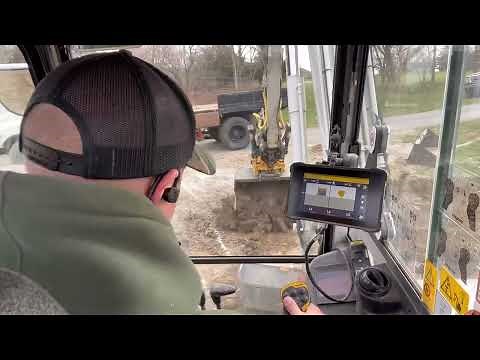 Explaining how I use Trimble earthworks 2d indicate system with engcon tilt rotator.