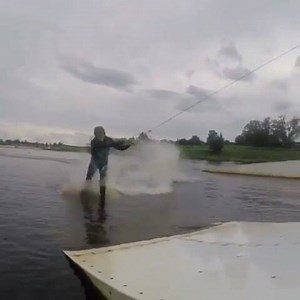 😨😱😰 Wakeboard Fails: Sometimes it goes different than planned ☠️ so ➡️ always wear a helmet! 🤕 Luckily nothing else happened to @fokus123 🙏🏻 @wakeboardfails . . . . . . . . . . . . . . . . . . . . . #youcanwake #wakeboarding #wakefails #wakelife #failoftheday #monday #mondays #betterlucknexttime #kicker #wakeboarder #wakeboardfails #wakefails2017 | YOUCANWAKE.COM