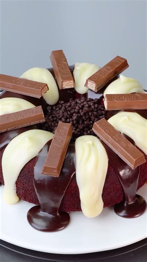 Easy KitKat Bundt Cake Decorating Idea 🍫😋 #kitkat #decorating #chocolate #shorts