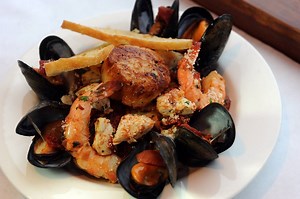 Review: The view isn't the only reason the Rusty Scupper has staying power. http://bsun.md/1TpvDes | The Baltimore Sun