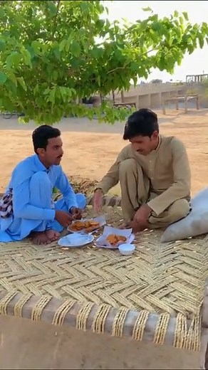 Chicken and Pakora Lena ke Denay Par Gay 👬 👨‍❤‍💋‍👨 😂 😅 🤣 | Topay Khan