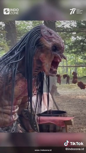 Sebuah video viral yang memperlihatkan adegan di balik layar film Prey yang populer tentang peristiwa Predator. Video itu memperlihatkan kostum Farel Predator yang nyata dan tidak sepenuhnya CGI.Di samping banyak pujian untuk film Prey, film franchise Predator ini kembali dengan cerita yang menarik dan epik. Di mana wanita dari suku pemburu, Naru harus melawan prajurit Yautja dan melindungi rakyatnya.Film ini sukses dengan banyak pujian karena sutradara Dan Trachtenberg mendesain kostum karakter