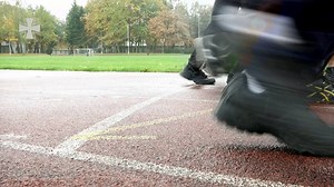 3...2...1...Los! Jedes Jahr mindestens einmal müssen Soldaten den Basis Fitness Test ablegen. Die Disziplinen: 11-mal-10-Meter-Sprinttest, Klimmhang und 1000 Meter Lauf. Wie die Übungen durchgeführt werden, lest ihr in der neuen aktuell: http://bit.ly/Bundeswehr_Media_App /Constance (Video: Bundeswehr / C. Lorca) | Bundeswehr