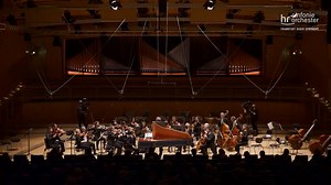 Wussten Sie, dass Vivaldi († 1741) und Johann Sebastian Bach († 1750) beide an einem 28. Juli starben? Genau diese zwei herausragenden Komponisten des Spätbarock standen im Fokus unseres Konzerts mit Jean-Christophe Spinosi im April 2022 im hr-Sendesaal, bei dem auch diese Aufnahme von Bachs d-Moll-Cembalokonzert mit Stéphane Fuget entstand. | hr-Sinfonieorchester - Frankfurt Radio Symphony