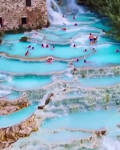 Saturnia Hot Springs🌊🌊, known in Italian as Terme di Saturnia or Cascate del Mulino, is one of the magical✨ wonders of the Tuscan countryside🏞. Naturally warm water cascades into travertine stone pools🏊‍♀️, creating thermal springs🌊🌊 for visitors to enjoy and relax in. As such, Saturnia thermal hot springs🌊🌊 are one of Italy’s🇮🇹 best-kept secrets and a must visit on the bucketlist📝. 📽️ by @sennarelax ________ #luxuryworldtraveler #luxurytravel #lifestyle #travel #luxwtprime #travelgr