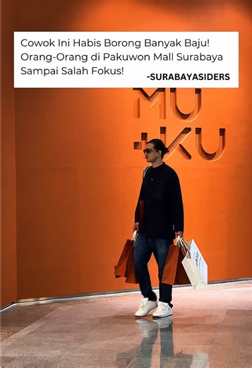 Bikin Salfok Satu Mall! 😳🛍️ — Pengunjung Pakuwon Mall dibuat salfok sama bule yang keliling mall sambil bawa belanjaan buanyak banget! Ternyata setelah ditelusuri, bule ini lagi borong baju Ramadhan di Mu ku store kekinian yang lagi ngadain promo spesial start from 99rb aja! Gak heran sih kalau sampai kalap belanja, modelnya kekinian dan promonya bikin ngiler! 👀 — Ada yang liat bule ini belanja juga? 😆 . . . #surabayasiders #beritasurabaya #surabayaterkini #surabayahits #seputarsurabaya