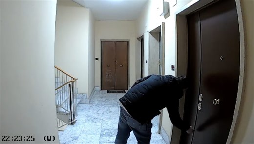 Il video che inchioda i ladri a Roma: la nuova tecnica del filo di colla sul portone di casa