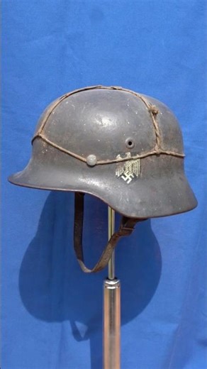 Un casque allemand, souvenir de la guerre contre les "terroristes" - Digne, été 1944