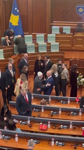 "Kokë me kokë"/ Përshëndetje e ngrohtë midis Rifat Jasharit e Haradinajt #kosova #shqip