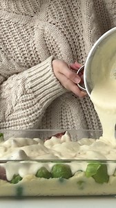 Ovenschotel met puree, spruitjes en worstjes met spek 🥓 Ingrediënten: 500 g spruiten, 4 worsten, 12 sneetjes ontbijtspek, 800 g aardappel, 500 ml melk ( extra), 100 g emmentaler (geraspt), 30 g boter ( extra), 30 g bloem, nootmuskaat, peper en zout. | Libelle Lekker