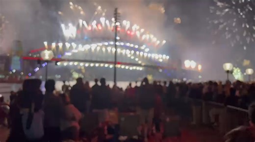 🤩Kochani! Świat JUŻ wita kolorowo i radośnie nowy 2026 rok i z hukiem odprawia 2025r. Zobaczcie co właśnie dzieje się w Sydney. Dziękujemy naszym przyjaciołom za tę relację!!! 🥰 | Triplex Fireworks