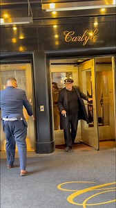 Jack Nicholson, 88, was seen using a cane during a very rare sighting in New York City. He agreed to sign autographs for fans who had lined up along the sidewalk, but they became so excited that his security team decided it wasn’t safe and quickly escorted him away. (🎥) Elder Ordonez #jacknicholson #LeonardoDiCaprio #reelsvideo #facebookviral #fashion #photo #love #newyork #trendingnow | Elder Ordonez
