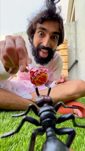 النملة 🐜 تريد قطعة من المصاصة! 😂✨