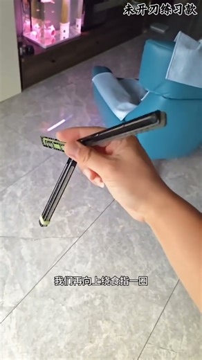 Playing fancy tricks alone. Teaching of continuous turning of butterfly knife. Quick start tutor